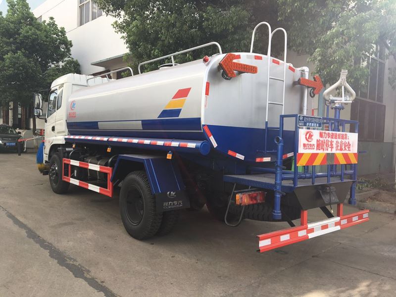 多功能灑水車——護欄清洗車4