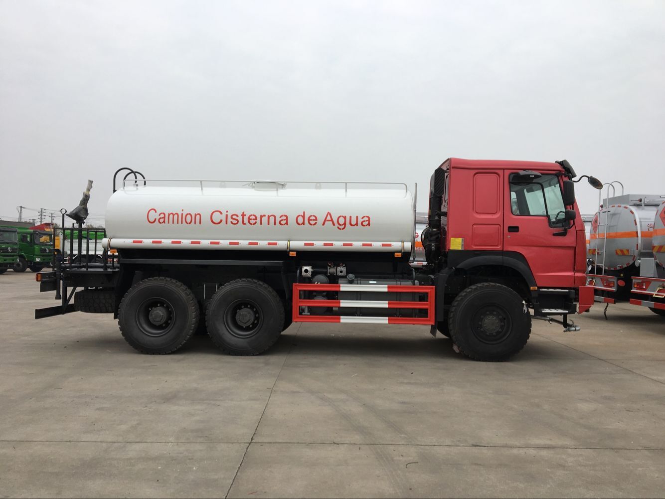 重汽豪沃6X6全驅灑水車圖片 重汽豪沃6X6全驅灑水車圖片