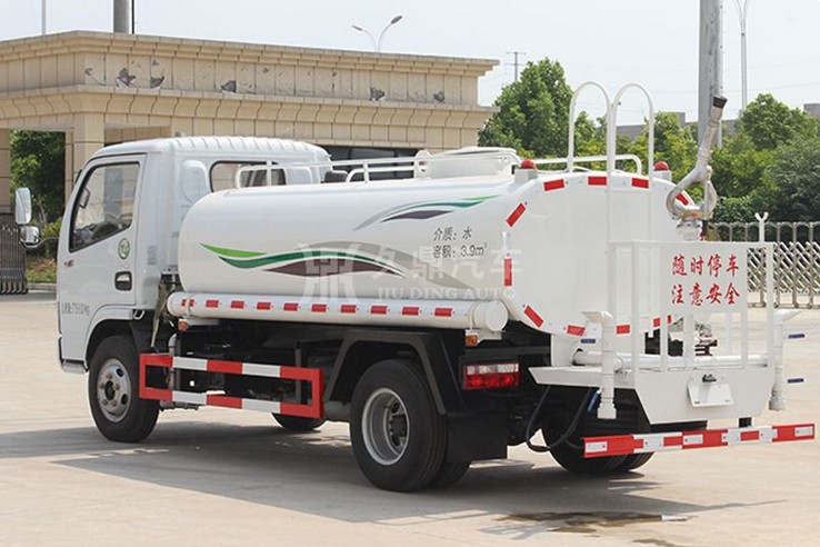 環(huán)衛(wèi)灑水車作業(yè)視頻_5噸(5方)東風多利卡環(huán)衛(wèi)灑水車價格3