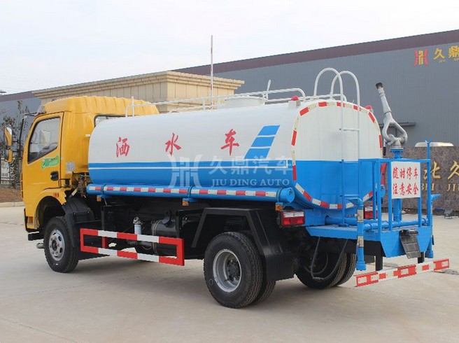 8方環(huán)衛(wèi)灑水車價(jià)格_8噸東風(fēng)大多利卡環(huán)衛(wèi)灑水車4