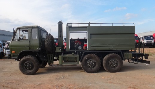 東風(fēng)六驅(qū)太陽(yáng)能光伏板清洗車 東風(fēng)六驅(qū)太陽(yáng)能光伏板清洗車