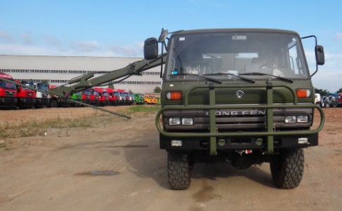 東風(fēng)六驅(qū)太陽(yáng)能光伏板清洗車 東風(fēng)六驅(qū)太陽(yáng)能光伏板清洗車