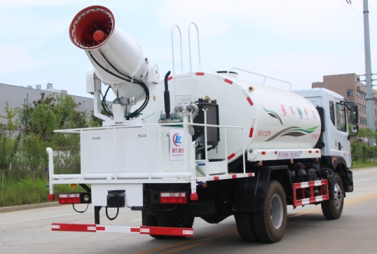 東風(fēng)多利卡D9灑水車(chē)帶霧炮(橢圓罐)高清圖片 東風(fēng)多利卡D9灑水車(chē)帶霧炮(橢圓罐)高清圖片