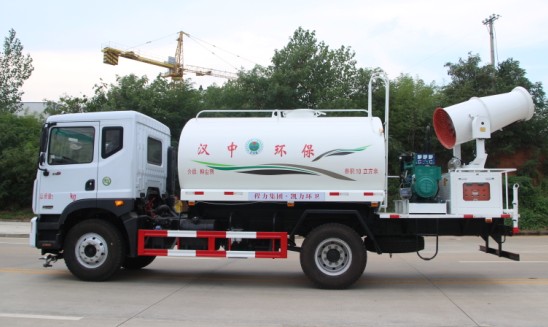 東風(fēng)多利卡D9灑水車(chē)帶霧炮(橢圓罐)高清圖片 東風(fēng)多利卡D9灑水車(chē)帶霧炮(橢圓罐)高清圖片