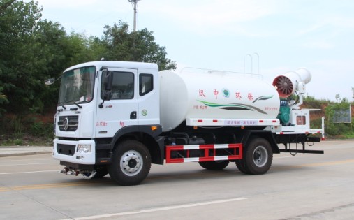 東風(fēng)多利卡D9灑水車(chē)帶霧炮(橢圓罐)高清圖片 東風(fēng)多利卡D9灑水車(chē)帶霧炮(橢圓罐)高清圖片