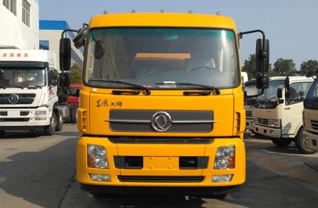 12方東風天錦農(nóng)藥噴灑車圖片 12方東風天錦農(nóng)藥噴灑車圖片