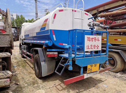 二手帶手續(xù)9噸灑水車(chē)轉(zhuǎn)讓?zhuān)?8年的車(chē),玉柴150馬力!4