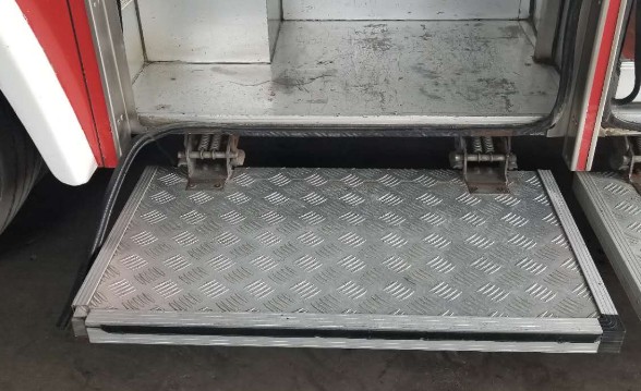 消防車翻轉(zhuǎn)腳踏板 消防車翻轉(zhuǎn)腳踏板