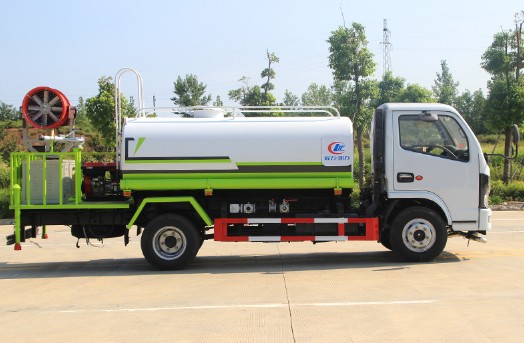 5噸灑水車型號及價格_國六5噸東風多利卡帶霧炮灑水車廠家價格3