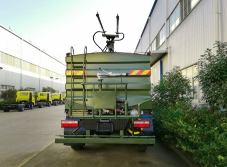 東風六驅(qū)光伏板清洗車,專業(yè)清洗太陽能板!4