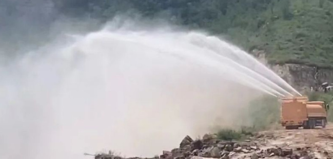 國六重汽豪沃80米礦山爆破抑塵車噴射效果視頻 國六重汽豪沃80米礦山爆破抑塵車噴射效果視頻